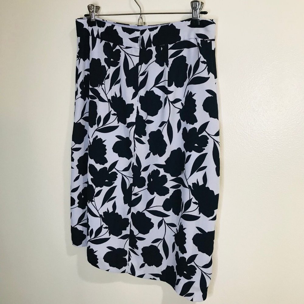 Ann Taylor Floral Wrap Skirt Size 4 Pencil Knee Length Light / Navy Blue - Picture 4 of 9
